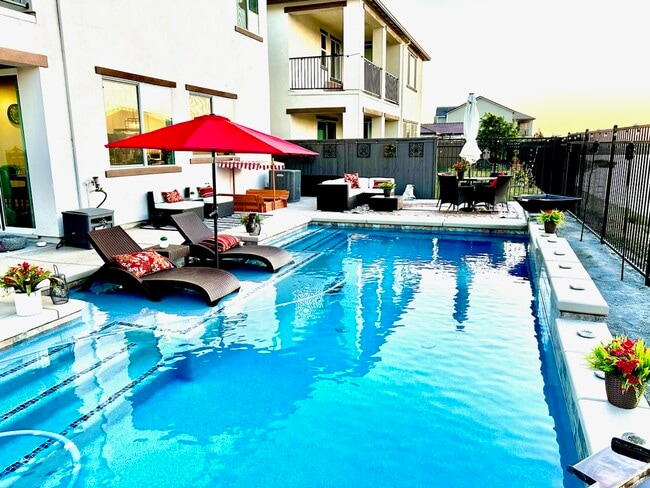 Building Photo - 6901 Tailwind Ln Unit Mav's