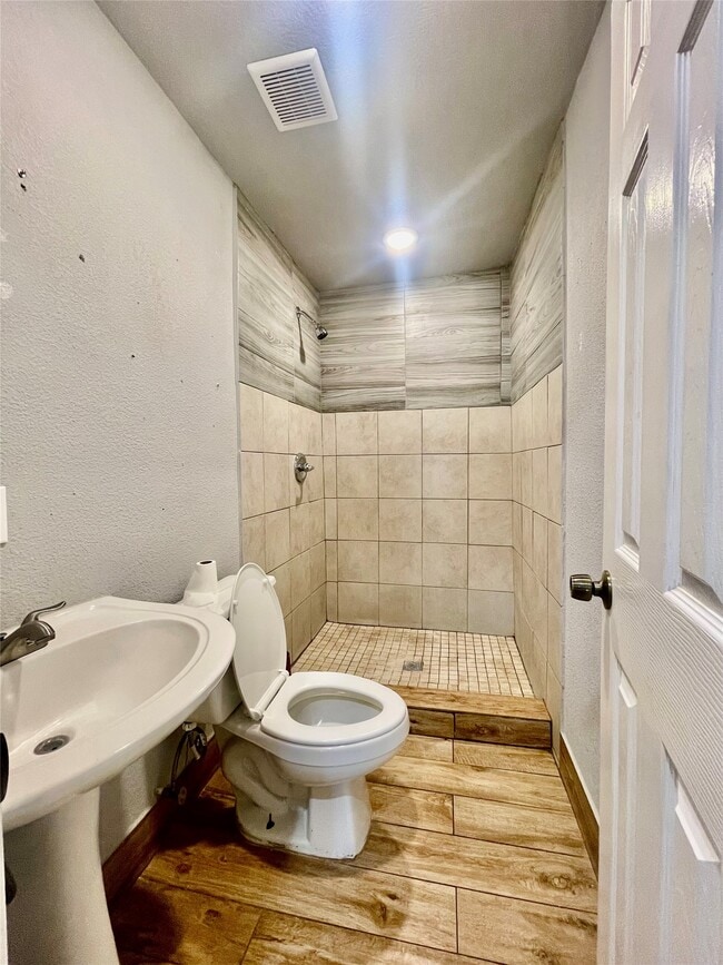 Building Photo - 6803 Bloom Dr