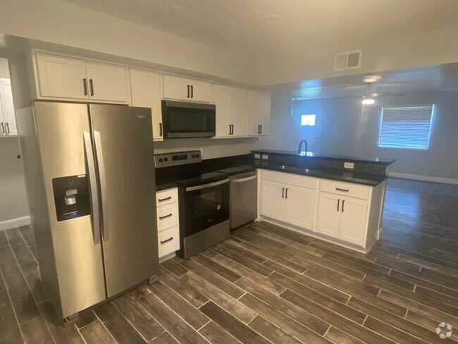 Building Photo - 3250 Summerhill Ln Rental