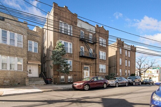 Building Photo - 9 Spruce St Rental