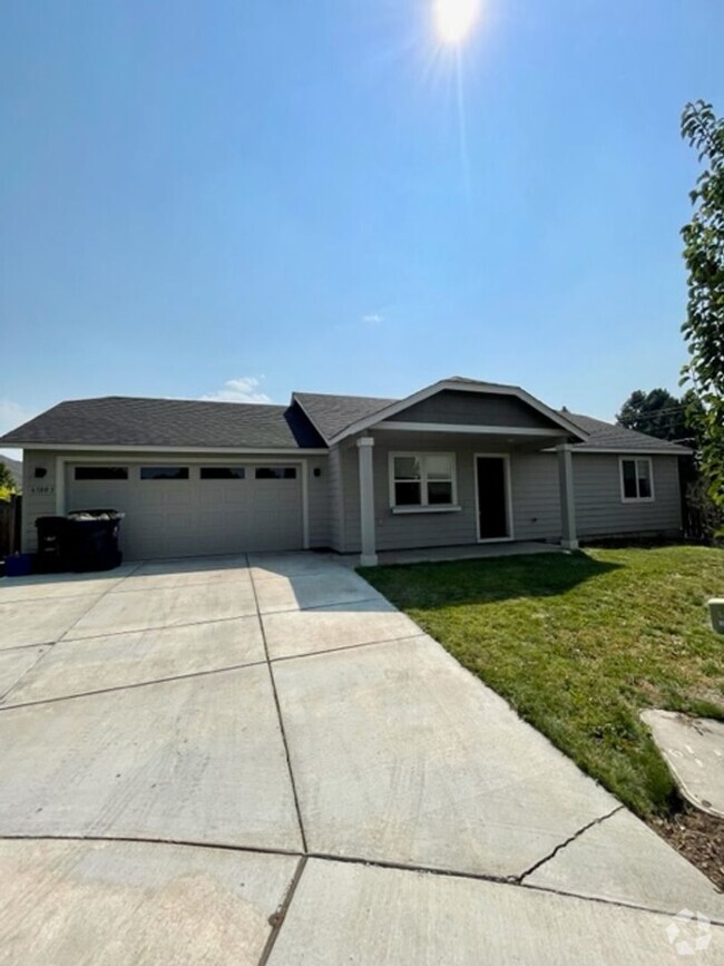 Building Photo - Single level two bedroom home in SE Bend!