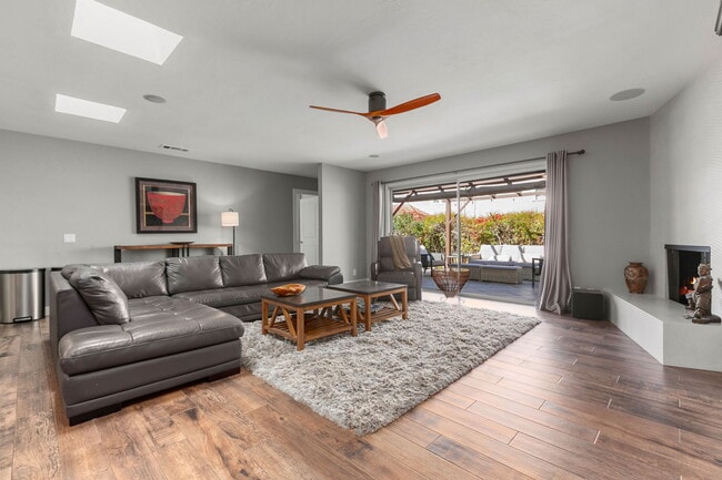 Photo - 3000 Azahar St