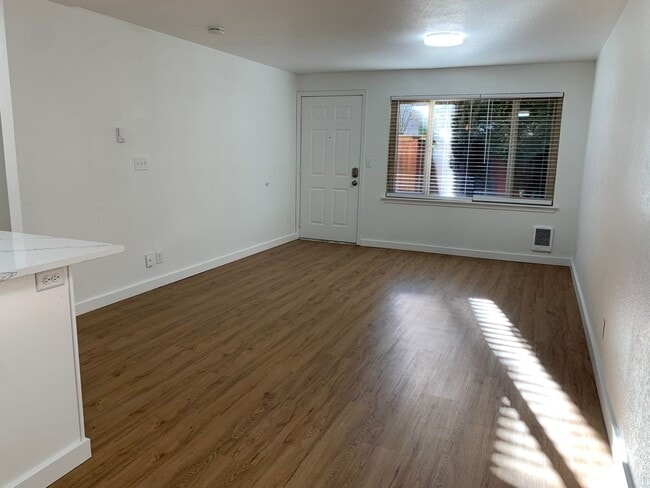 Photo - NEW, HIGH-END RENOVATED 1 bed / 1 bath at the Lydia in Ballard! In-Unit Laundry! Unidad 6525 Apt 2