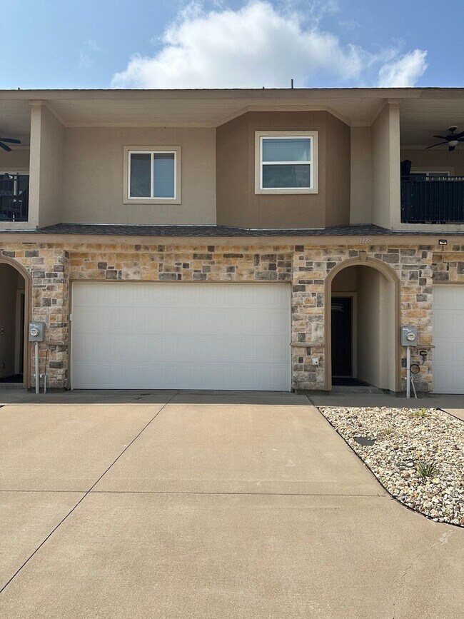 Photo - 1325 Summerset Ln