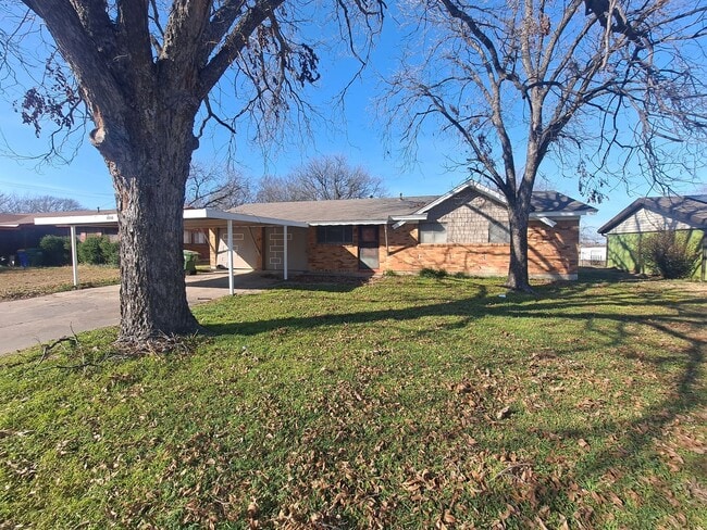 Building Photo - Special Price!  Amazing 3/1.5/2 Ready For Move In!