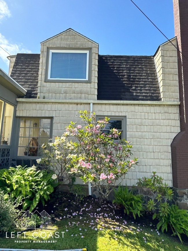 Building Photo - 1637 NE Oar Ave Rental