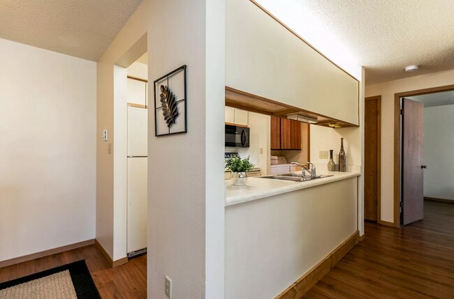 Las imágenes muestran una unidad comparable con una distribución y acabados similares. - 912 Benton Dr Unidad 12