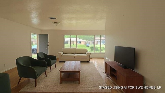 Photo - 121 E Riverwood Dr