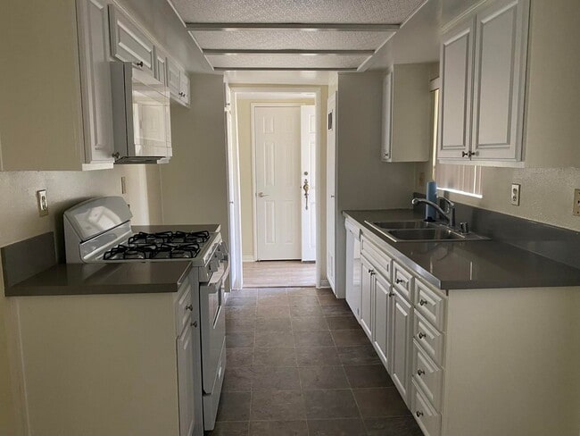 Photo - 400 N Hollywood Way