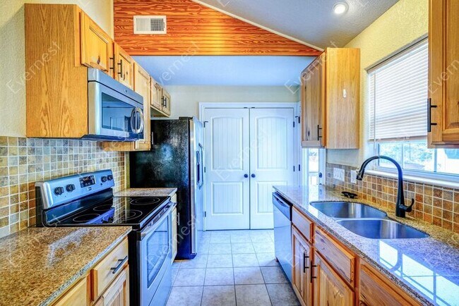 Photo - 2504 E 9th St