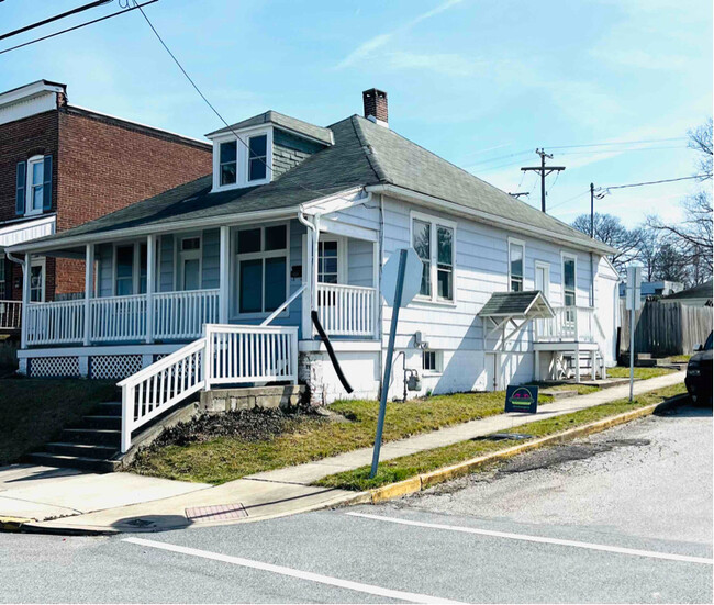 Photo - 1588 W King St House