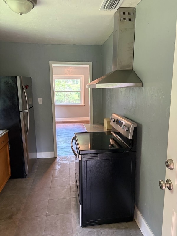 Photo - 733 Putnam Dr