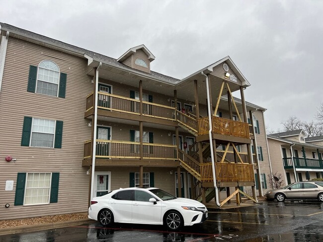 Building Photo - 680 Fall Creek Dr Unit 10