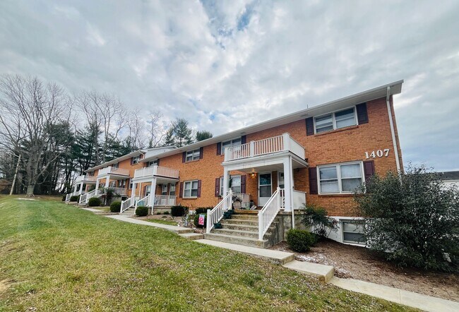Building Photo - 2 Bedroom, 1 Bath Apartment Unit 1