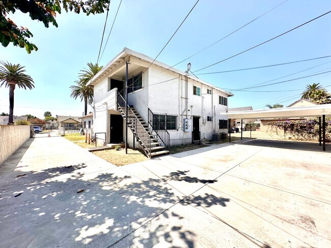 Building Photo - 3 Bedroom 1 Bath (Upstairs) with Laundry H... Rental