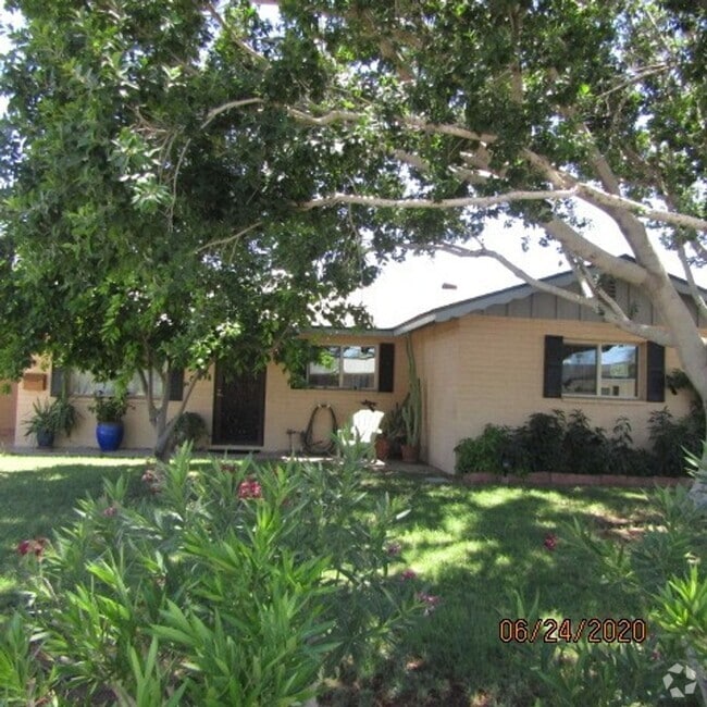 Building Photo - Beautiful Single story 4 bedroom 2 bath home.