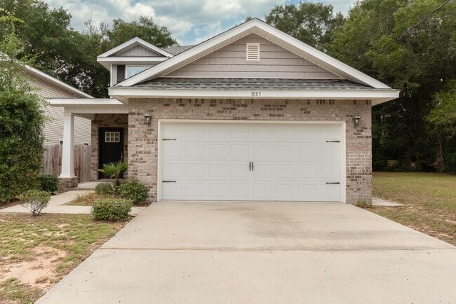 Building Photo - Easy access to interstate, shopping & down...