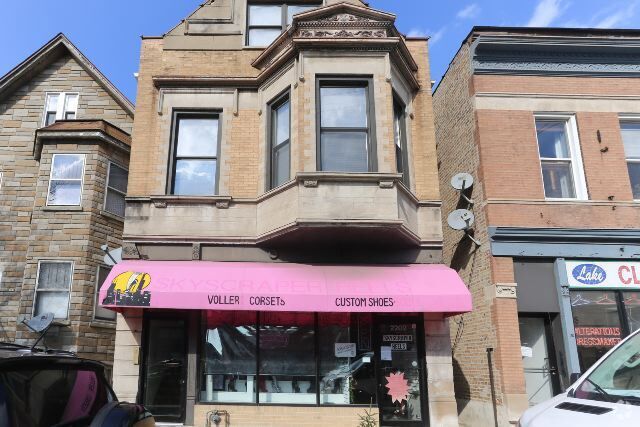 Building Photo - 2202 W Belmont Ave Unit 2F Rental