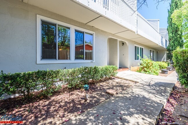 Building Photo - Beautiful Townhouse | Gated Community