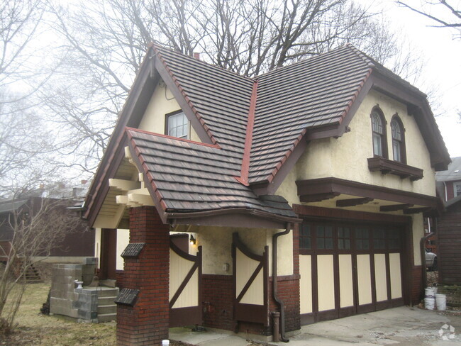 Building Photo - 161 S Euclid Ave Unit Carriage House