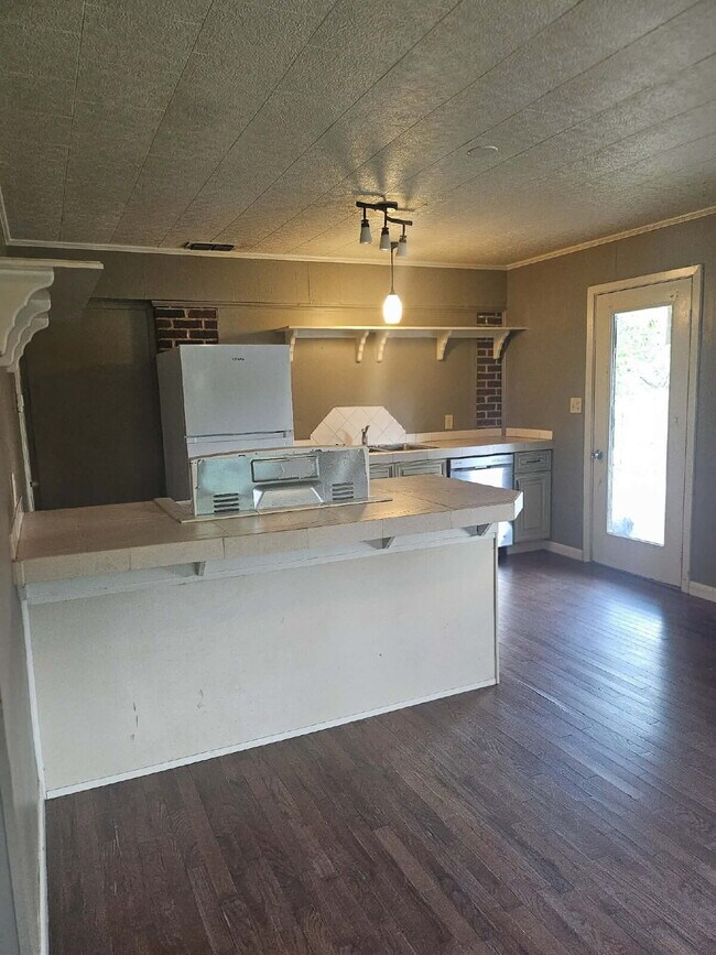 Photo - "Charming 1-Bedroom Duplex Retreat on West Nettleton Avenue!"