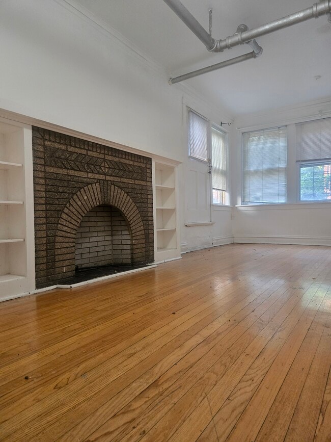 Building Photo - 858 N Hoyne Ave Unit G Rental