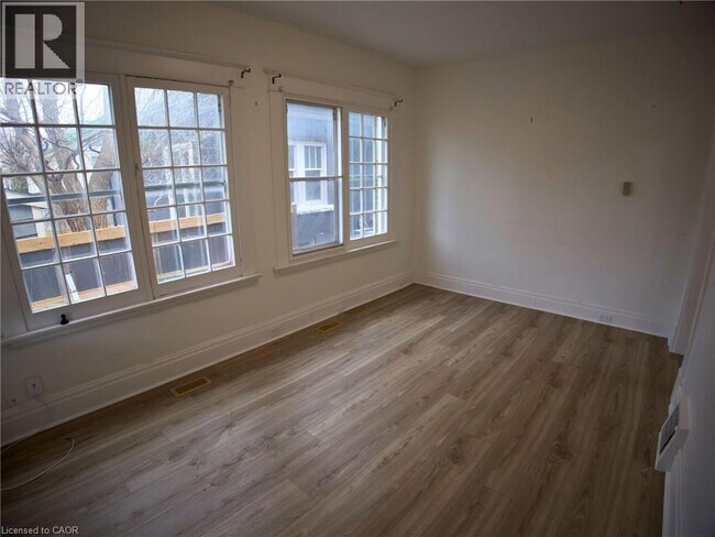 Photo - 511 King St Unité B