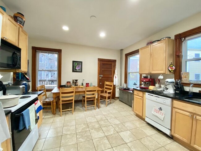 Building Photo - 121 Calumet St Unit 2