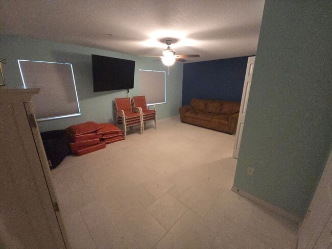 Photo - 1011 34th Dr W