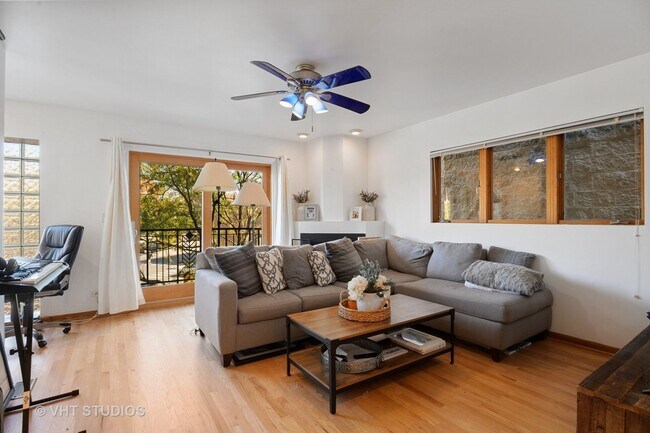 Photo - 4b3b Duplex Living in The Heart of Wicker Park Unit Apt 2