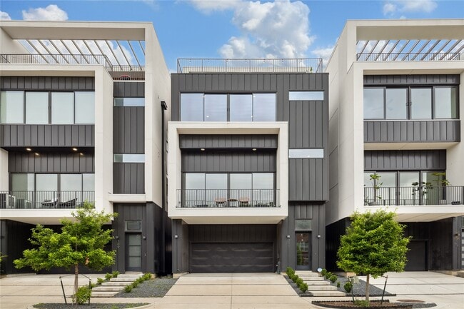 Building Photo - 711 Memorial Heights Dr