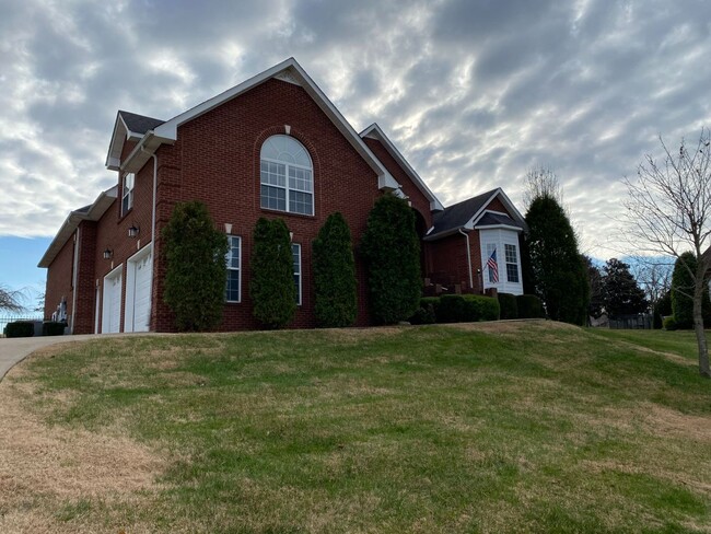 Photo - Lage 3 Bedroom 2 1/2 Bath Pet Friendly Home For Rent