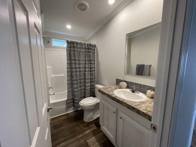 Photo - 1415 Main St