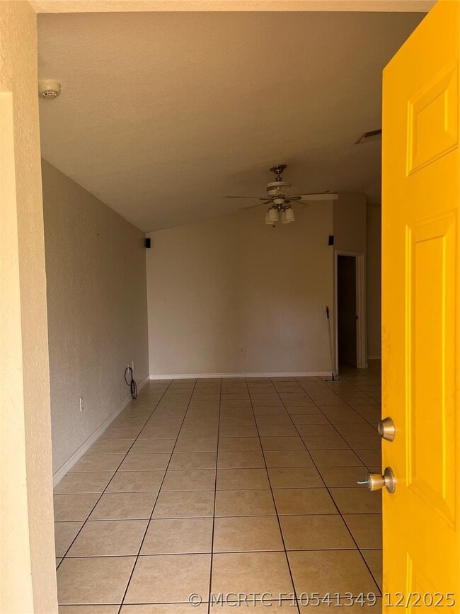3049 SE 38th Ave