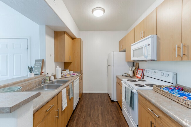 2BR, 2BA - 899SF - Kitchen