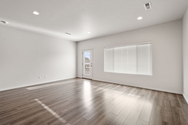 Photo - 4804-4806 E Fairview Ave