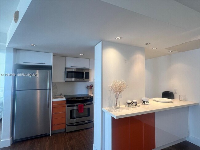 5313 Collins Ave Unit 704