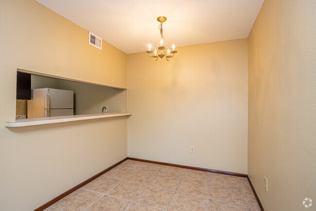 2BR, 2BA - 1,000SF