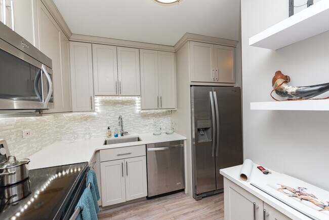 Building Photo - 211 E Ohio St Unit 618