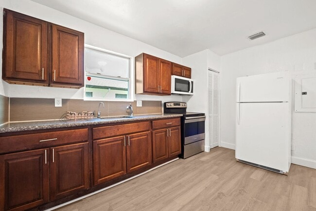 Building Photo - Spacious 1 Bed / 1 Bath Apartment Near Downtown Miami