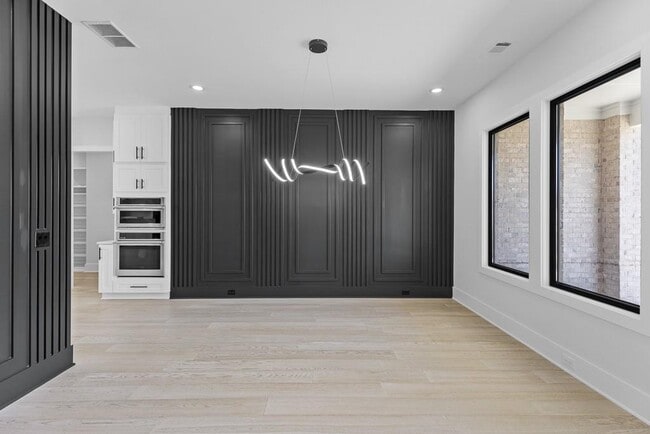 Photo - 555 Versailles Dr