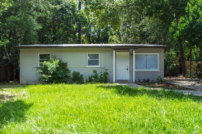 Building Photo - Cozy Home Off Lake Bradford!