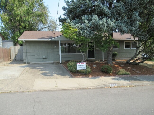 Building Photo - Three Bedroom Home in South Salem