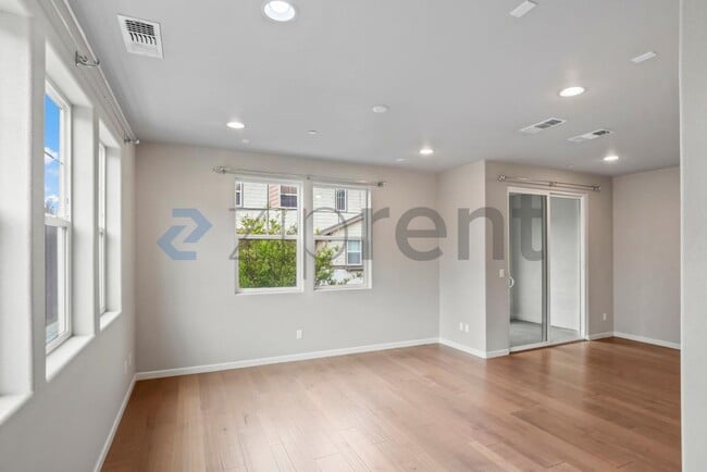 Photo - 2077 Kiwi Walkway