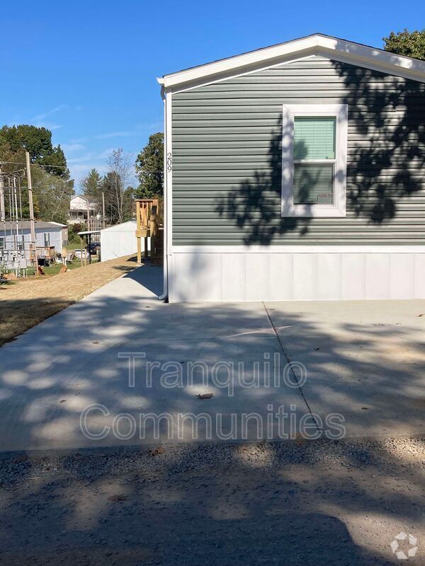 Building Photo - 143 Hubert Dr Rental