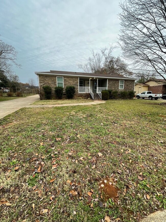 Building Photo - Adorable 3 Bedroom, 2 Bath Ranch  Near Don...