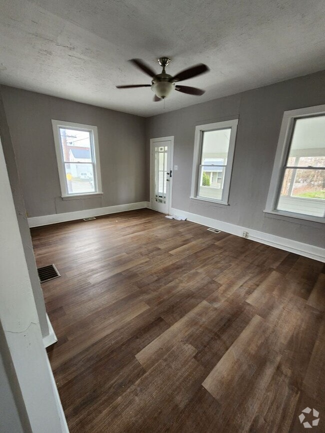 Building Photo - One Bedroom House For Rent