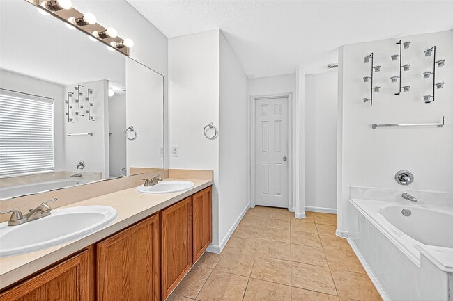 Building Photo - 4730 Pin Oak Creek Ln