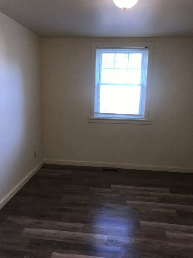 Photo - 452-454 Thompson Ave Unit 1st Floor