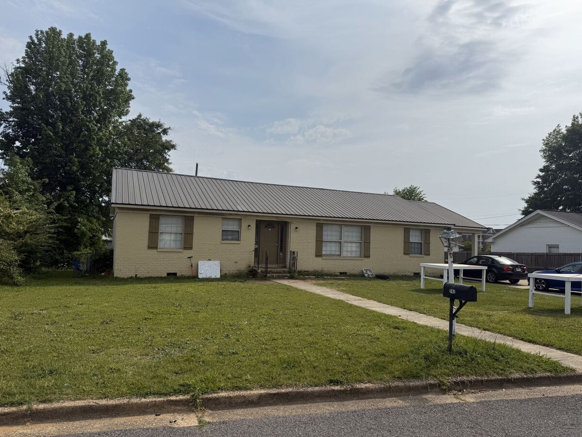 Spacious 3 Bedroom 3 Bath Available Fall 2... - Spacious 3 Bedroom 3 Bath Available Fall 2... House